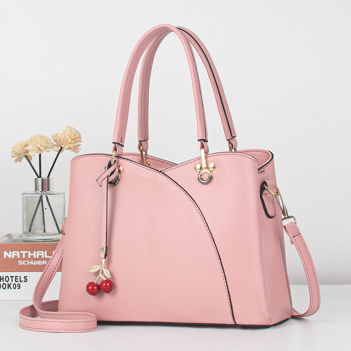 CARTERA DAMA | BOLSO DE MANO ROSADO CON DIJE CEREZAS